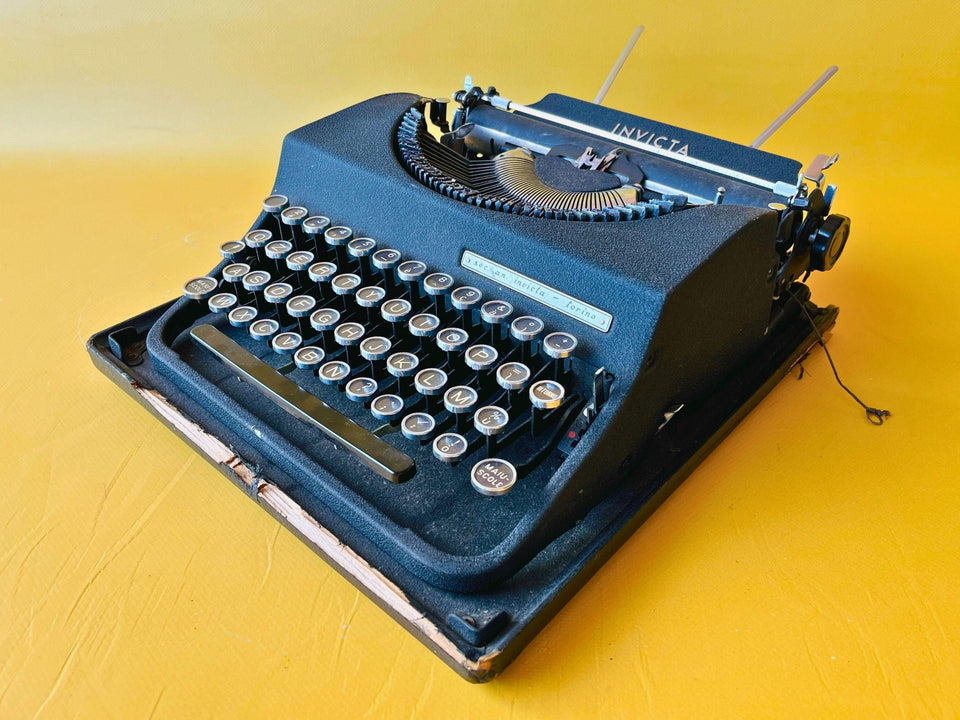 Vintage Invicta 1950s black manual Italian typewriter