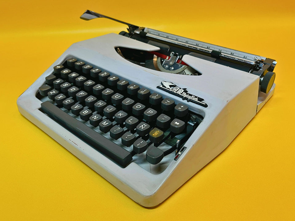 Flying Fish PSQ Typewriter – Manual Typewriter with Case and Instructions, Rare Chinese Model
