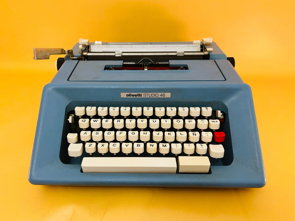 Olivetti Studio 46 Spanish QWERTY keyboard close-up from above