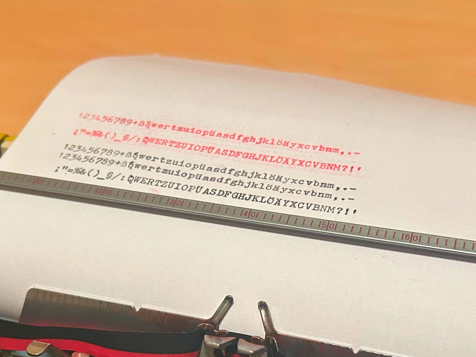 Brother Deluxe 800 typing sample QWERTZ typeface yellow typewriter