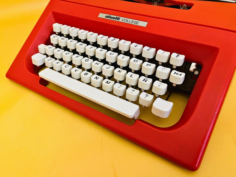Working Olivetti College Typewriter | Bold Racing Red | Portable QWERTY Typewriter  (1970s)