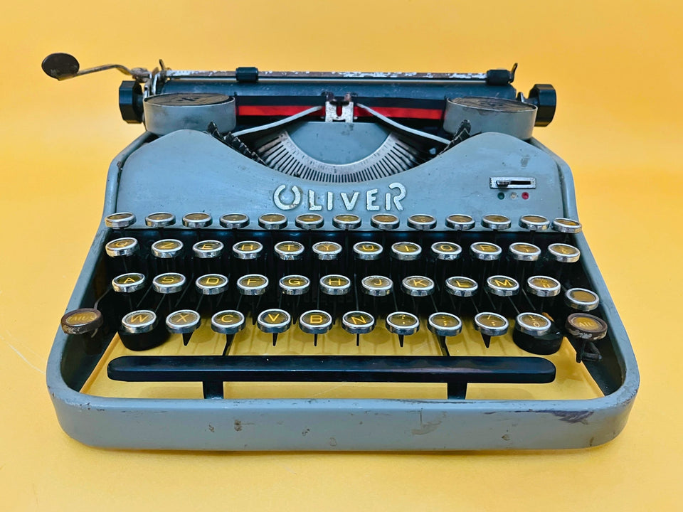 Working 1920s Oliver Typewriter - Gray Retro Metal Machine - QZERTY Modernist Decor