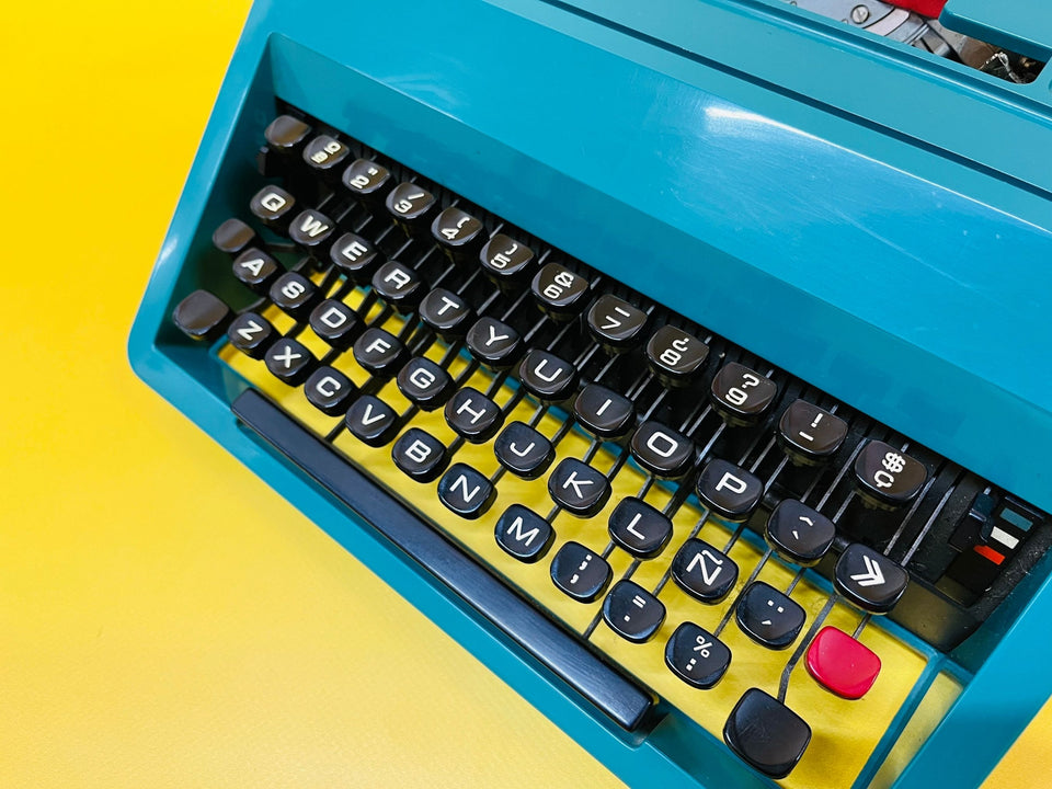 Working Typewriter Olivetti Studio 45 - Blue and Portable - Spanish QWERTY