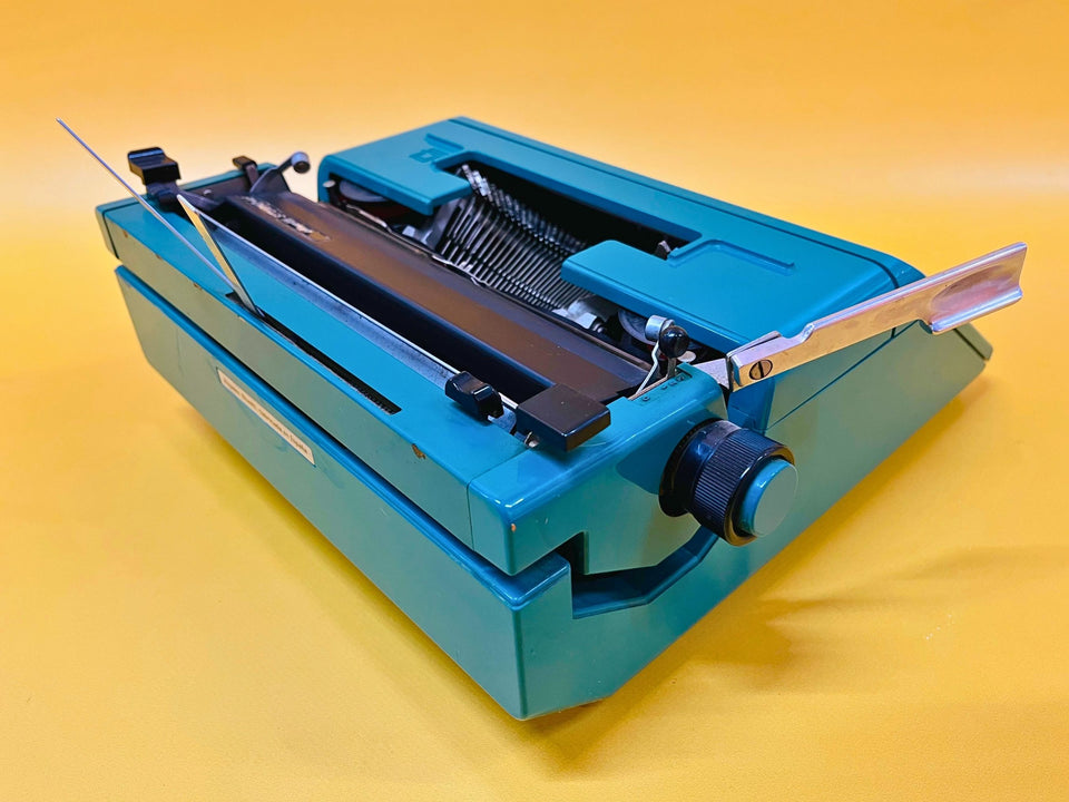 Working Typewriter Olivetti Studio 45 - Blue and Portable - Spanish QWERTY