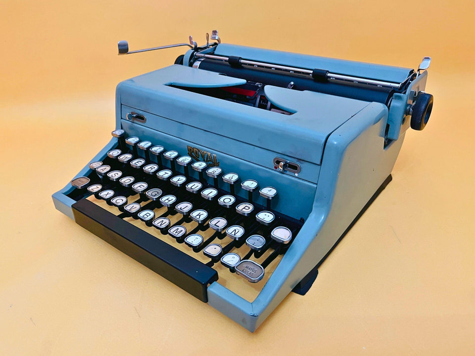 Vintage Blue Royal Quiet De Luxe | Fully Working QWERTY Manual | 1950s Retro