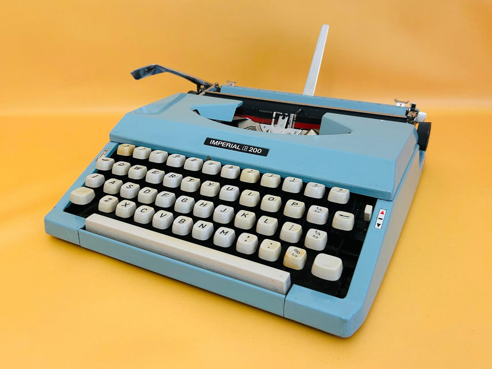 Imperial 200 cyan portable typewriter QWERTY