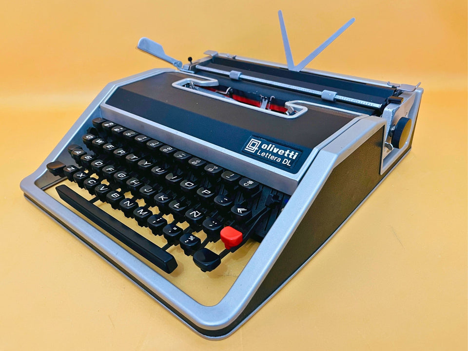 Working typewriter Olivetti Lettera DL mint condition front view
