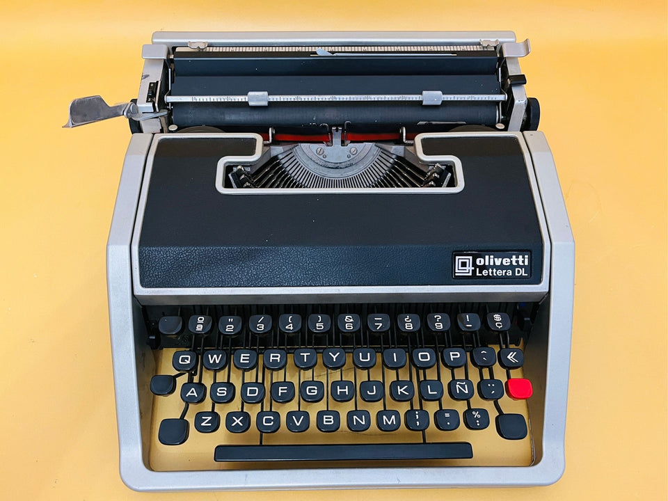 Working typewriter Olivetti Lettera DL Spanish Qwerty keyboard close-up