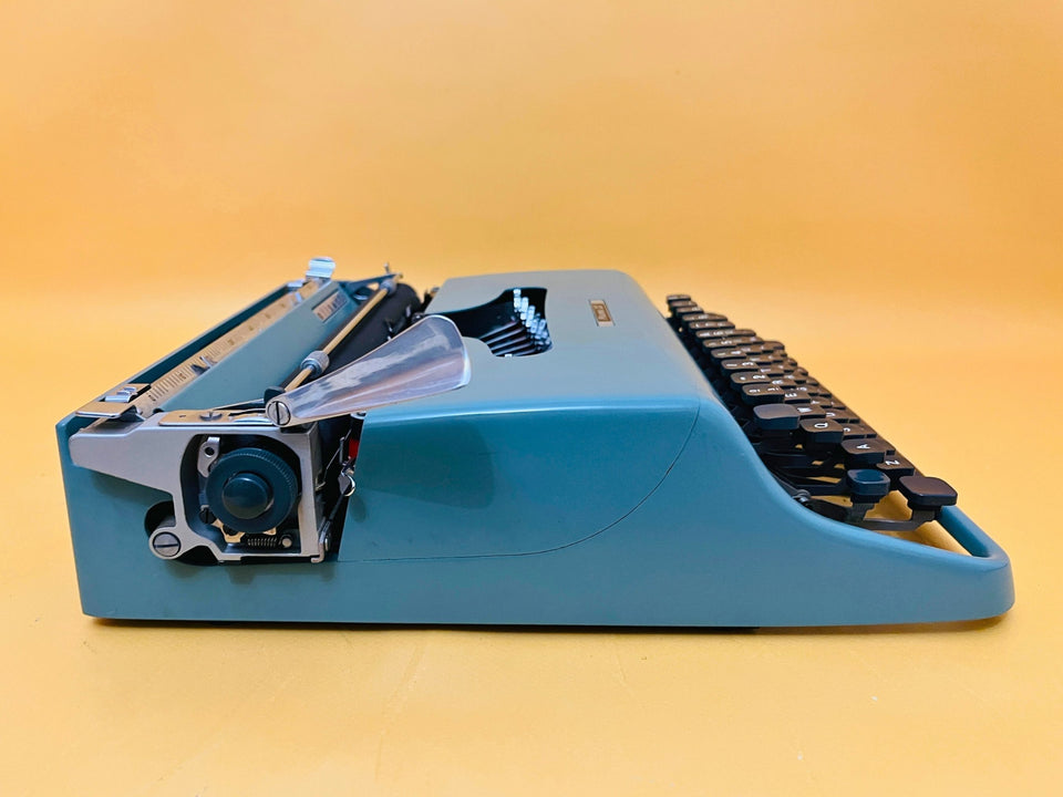 Working 1970s Olivetti Pluma 22 Typewriter - Blue Retro Manual - QWERTY Writer's Gift & Case