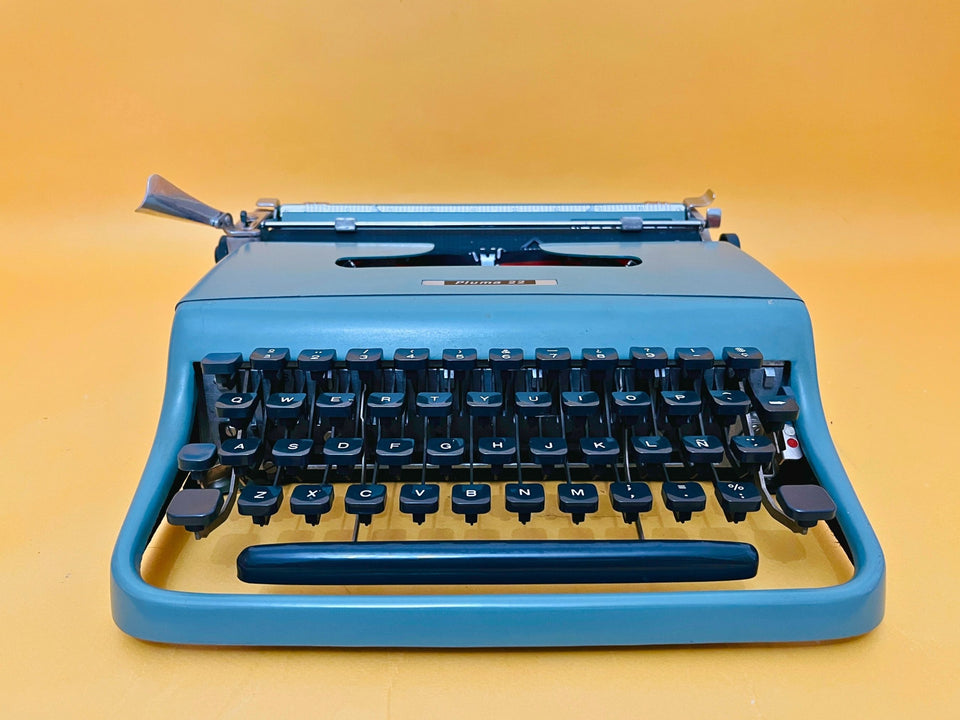 Working 1970s Olivetti Pluma 22 Typewriter - Blue Retro Manual - QWERTY Writer's Gift & Case