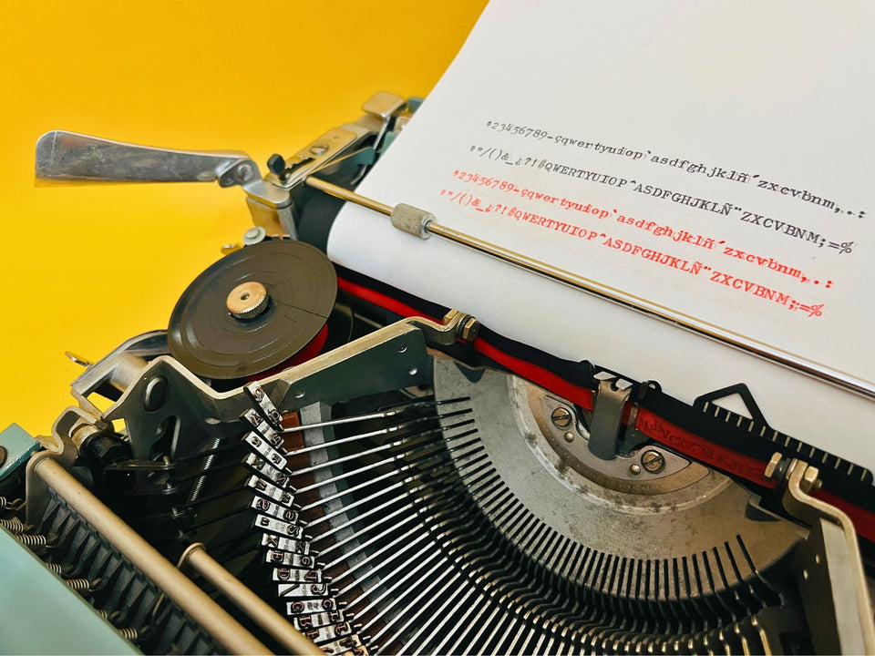 Olivetti Pluma 22 blue with original case, dust sheath, and manual