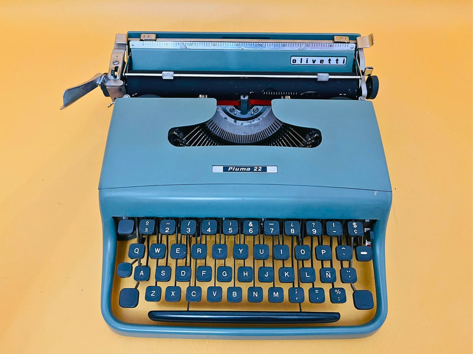 Working typewriter Olivetti Pluma 22 Spanish Qwerty keyboard close-up