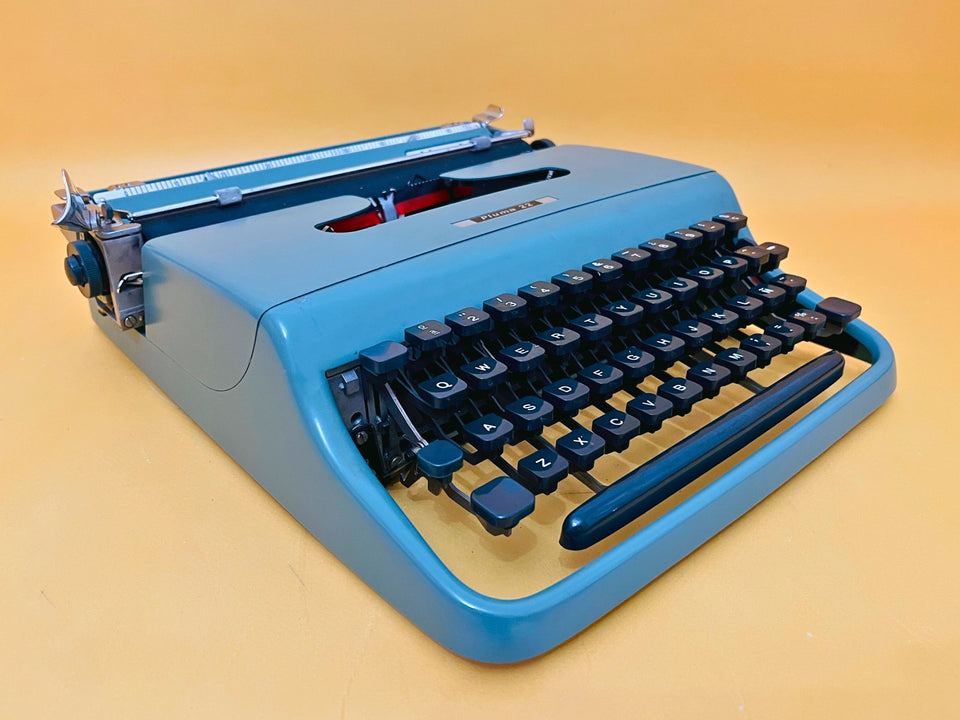 Working 1970s Olivetti Pluma 22 Typewriter - Blue Retro Manual - QWERTY Writer's Gift & Case