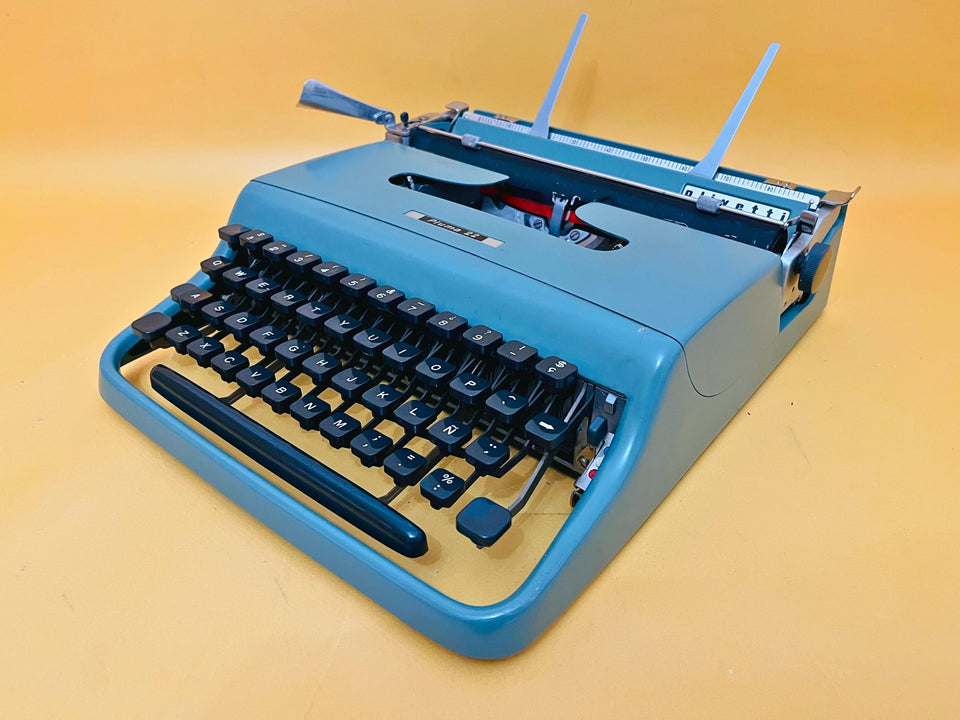 Working typewriter Olivetti Pluma 22 blue front view with case