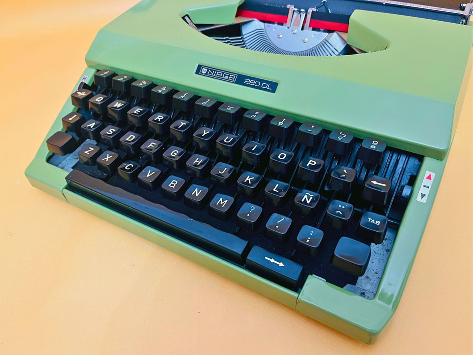 Niaga 280 DL – Green – Portable Japanese Manual Typewriter (1970s)