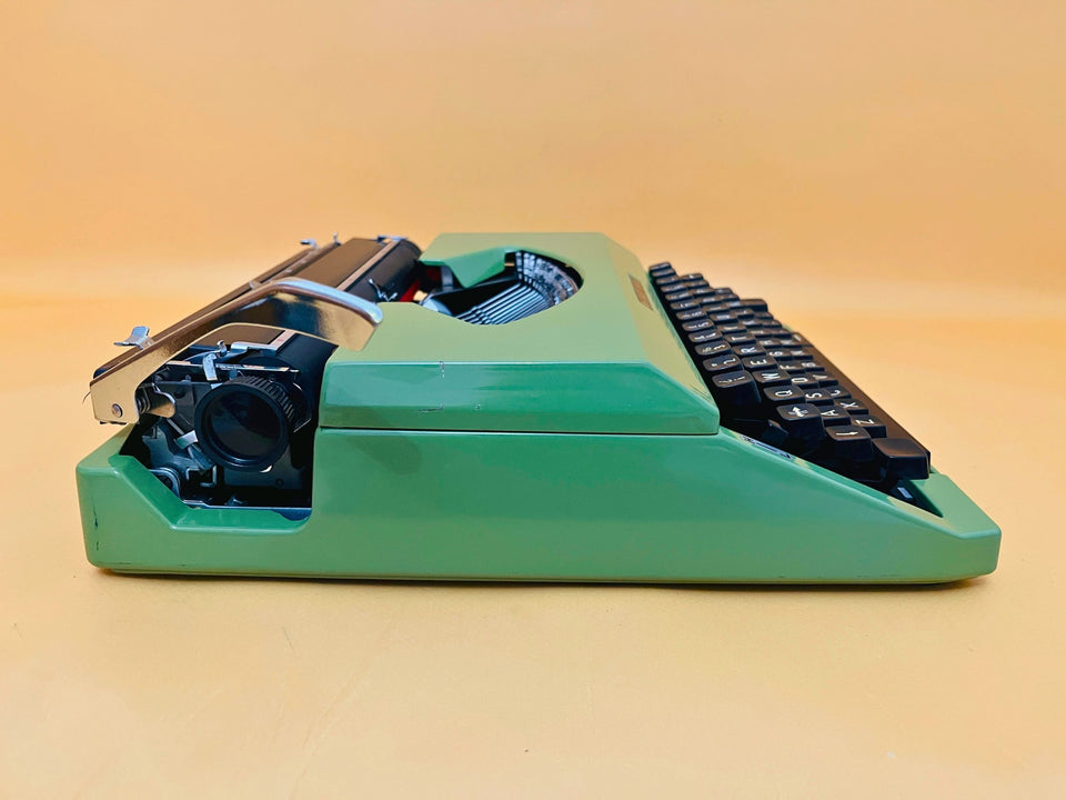 Niaga 280 DL – Green – Portable Japanese Manual Typewriter (1970s)