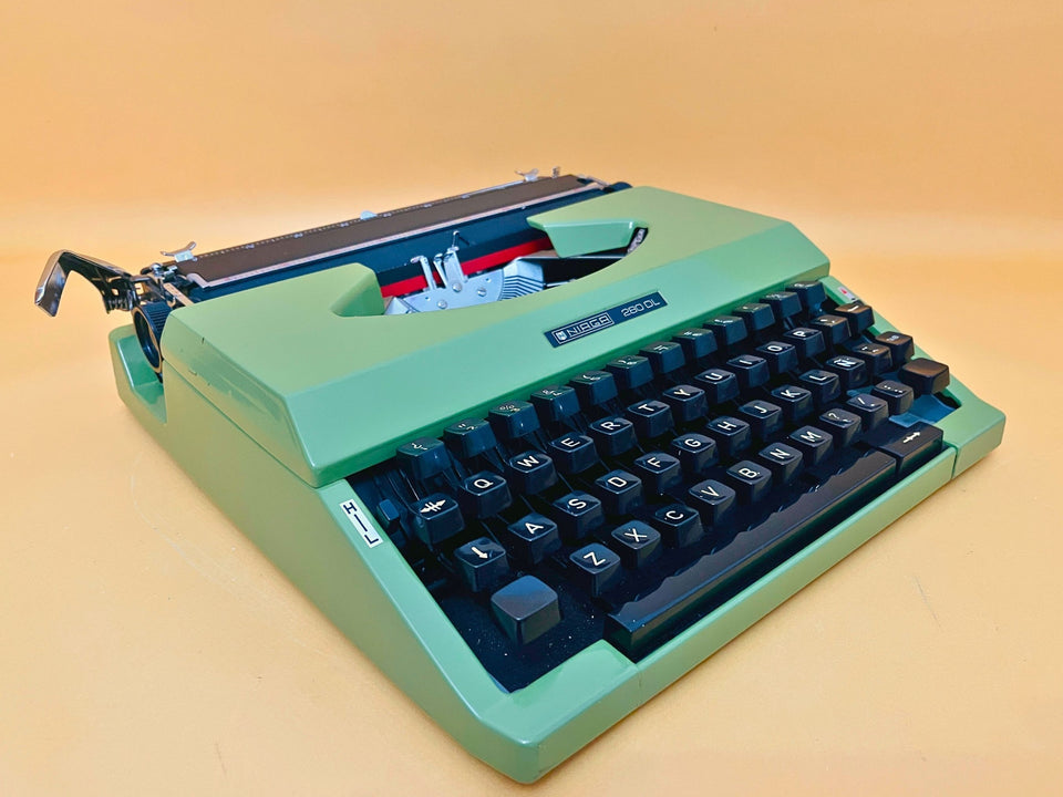 Niaga 280 DL – Green – Portable Japanese Manual Typewriter (1970s)