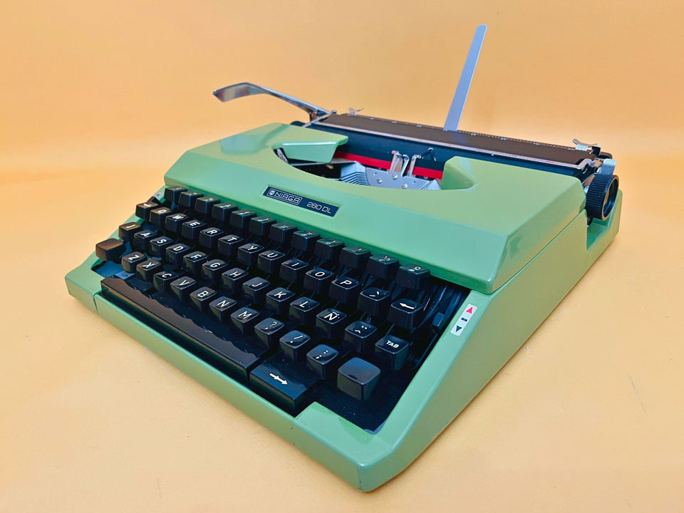 Niaga 280 DL green portable typewriter with case – 1970s Japanese manual typewriter Spanish QWERTY