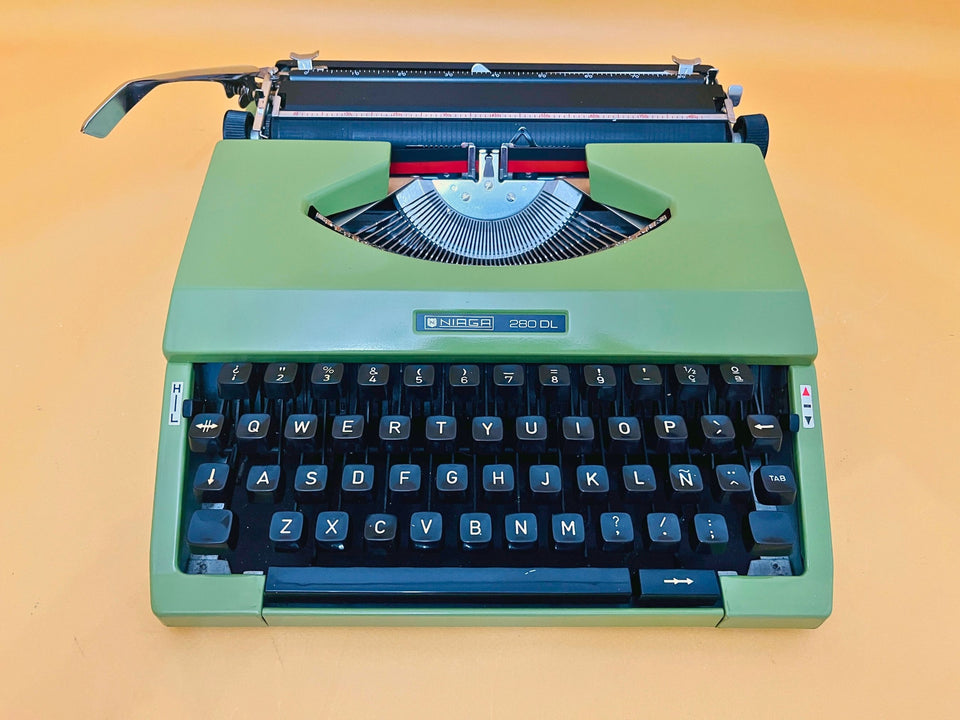 Niaga 280 DL green portable typewriter with case – 1970s Japanese manual typewriter Spanish QWERTY