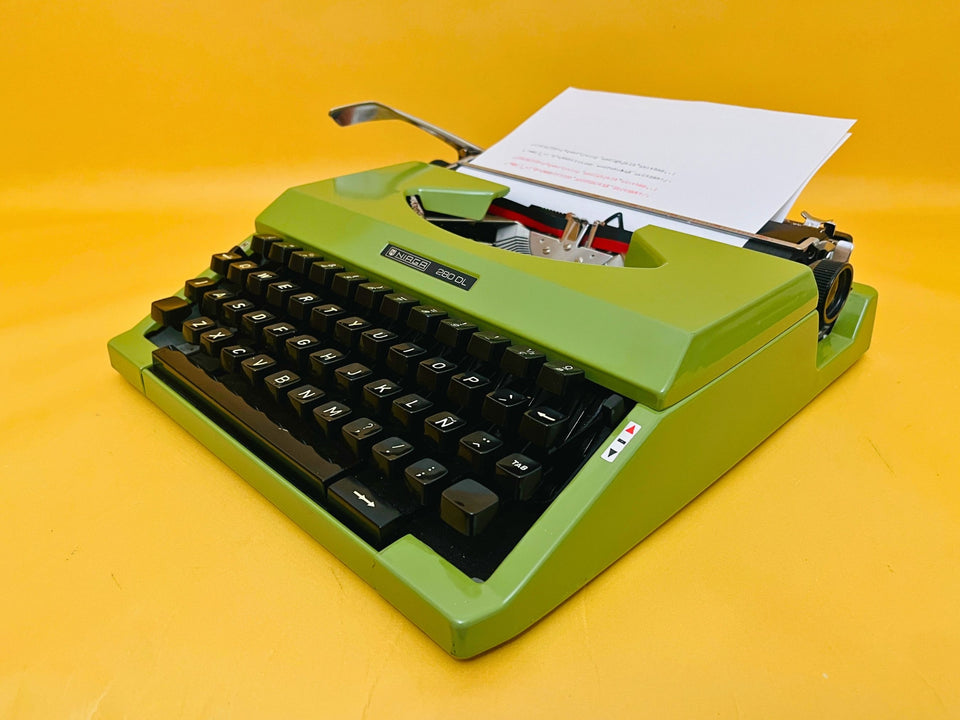 Niaga 280 DL – Green – Portable Japanese Manual Typewriter (1970s)