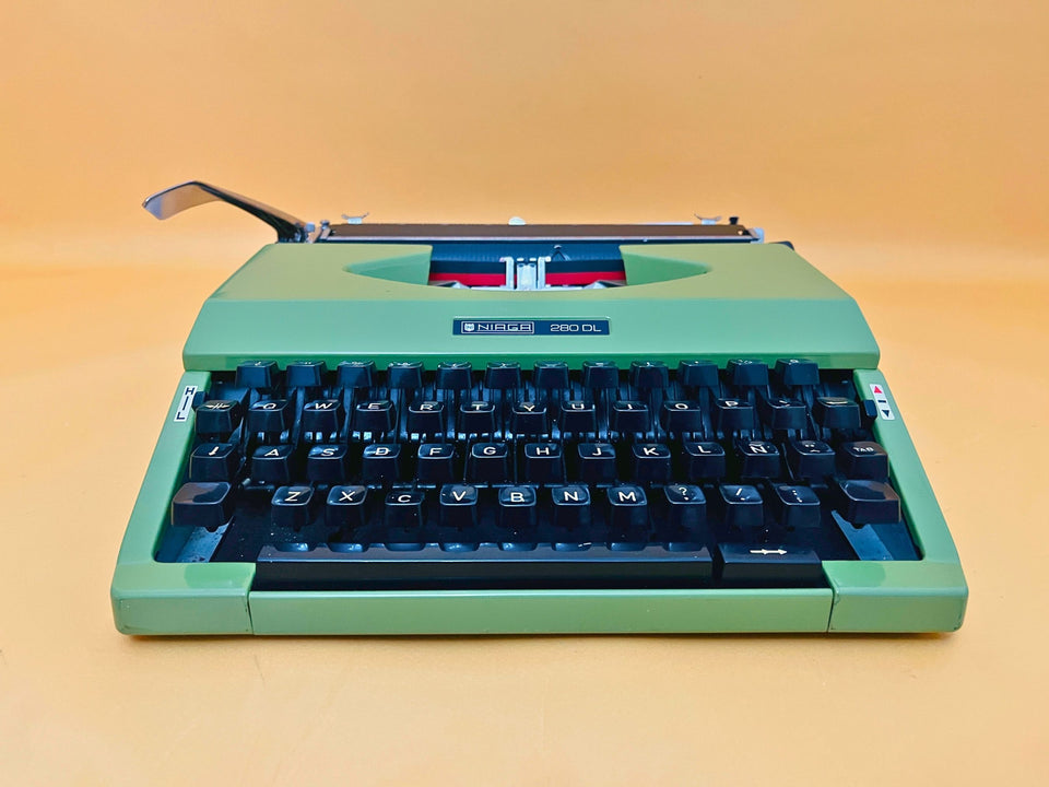 Niaga 280 DL – Green – Portable Japanese Manual Typewriter (1970s)