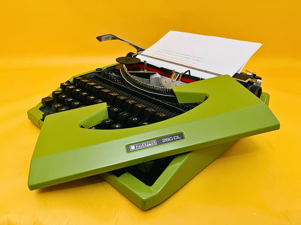 Niaga 280 DL – Green – Portable Japanese Manual Typewriter (1970s)