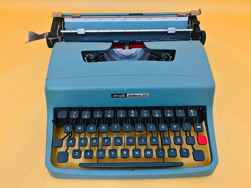 Working typewriter Olivetti Lettera 32 Spanish Qwerty keyboard close-up