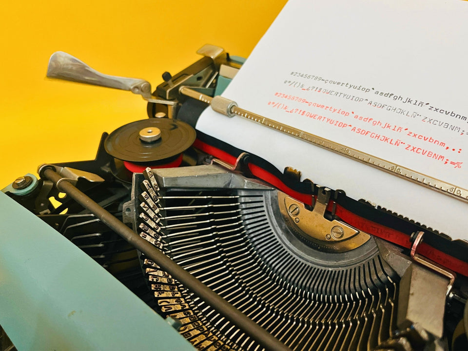 Olivetti Pluma 22 blue with original case, dust sheath, and manual