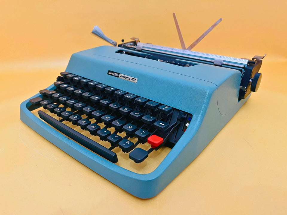 Working typewriter Olivetti Lettera 32 blue front view with case