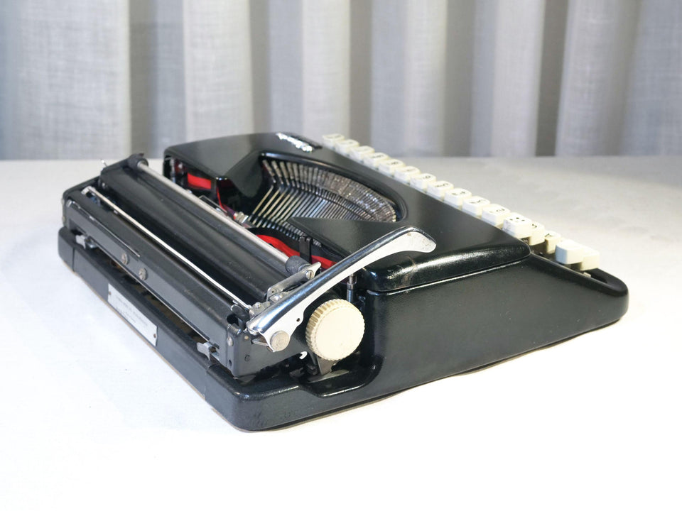 Olympia Splendid 33 Portable Typewriter - Working 1970s Manual - Black with Case