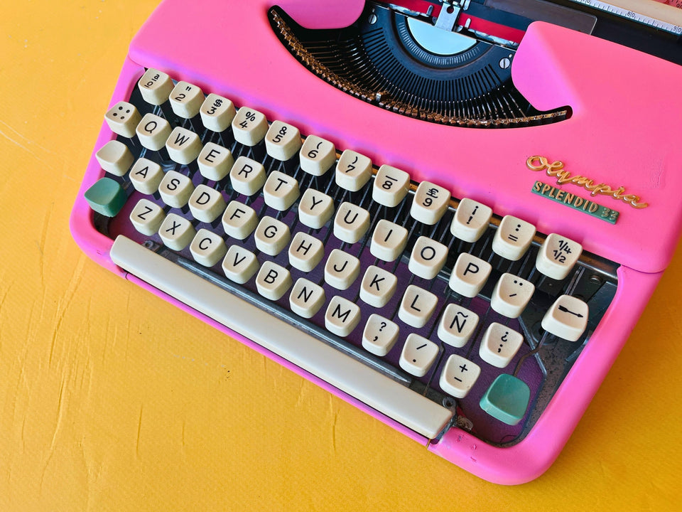 Working Typewriter Olympia Splendid 33 Custom Painted Pink With Case
