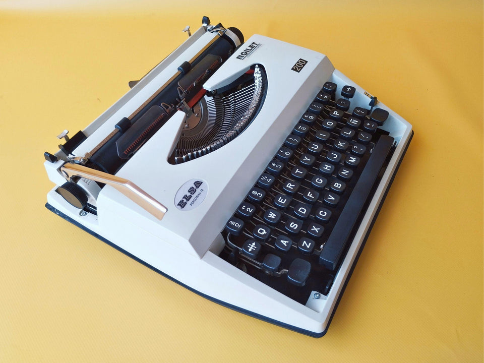 Vintage White Elsa Gilet 200 | Fully Working QWERTY Manual | Wedding Guestbook Decor