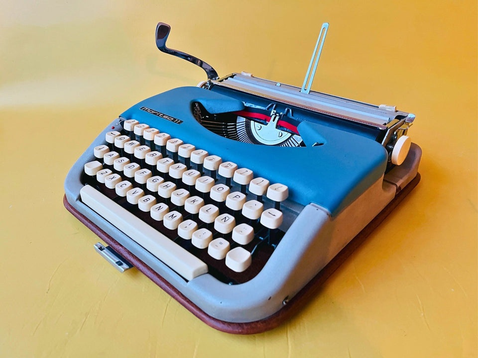 Working typewriter Maritsa 11 blue main view with leather case