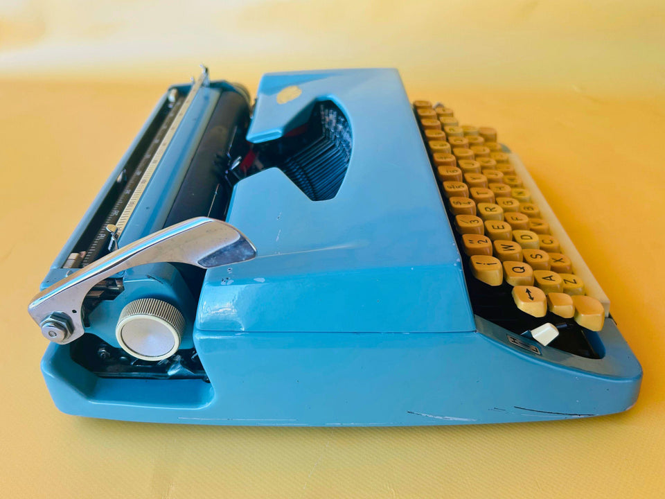 Brother Opus 885 Typewriter – 1970s Blue Manual Portable Typewriter from Japan