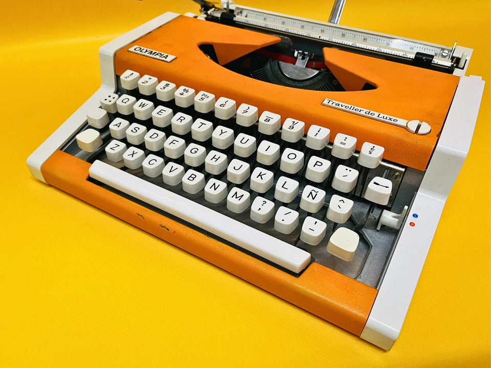 Olympia Traveller De Luxe Typewriter – 1970 Orange Portable Manual Typewriter with Case