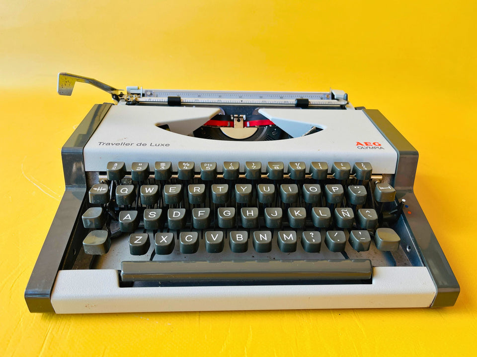Working Olympia Traveller Deluxe Typewriter | White & Grey | 1970s