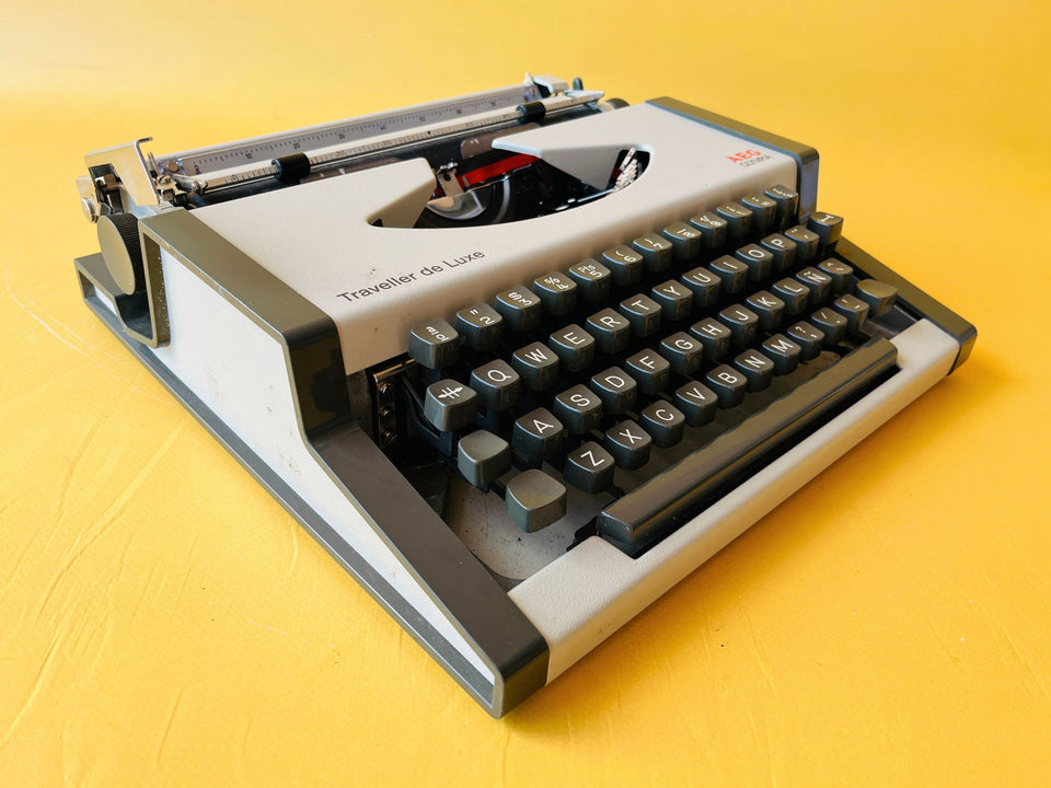 Working Olympia Traveller Deluxe Typewriter | White & Grey | 1970s