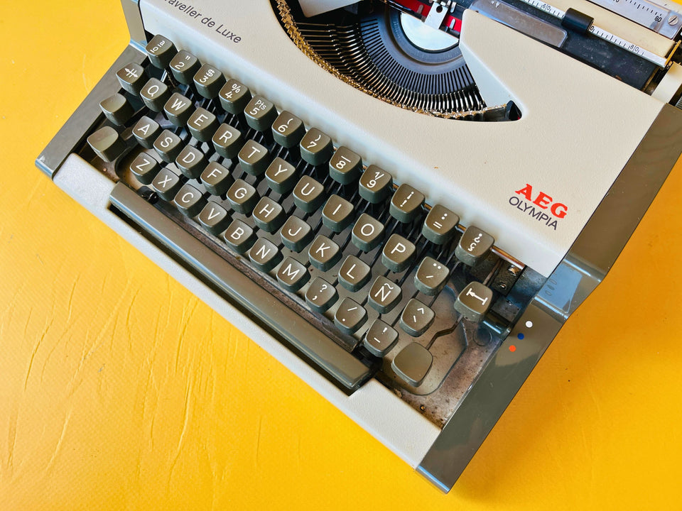 Working Olympia Traveller Deluxe Typewriter | White & Grey | 1970s