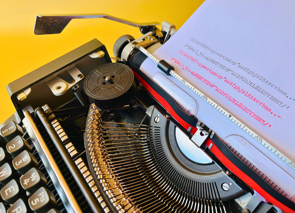 Working Olympia Traveller Deluxe Typewriter | White & Grey | 1970s