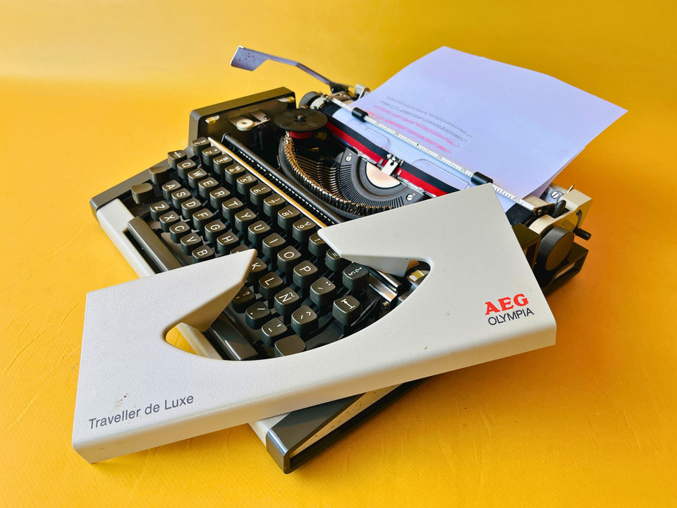 Working Olympia Traveller Deluxe Typewriter | White & Grey | 1970s