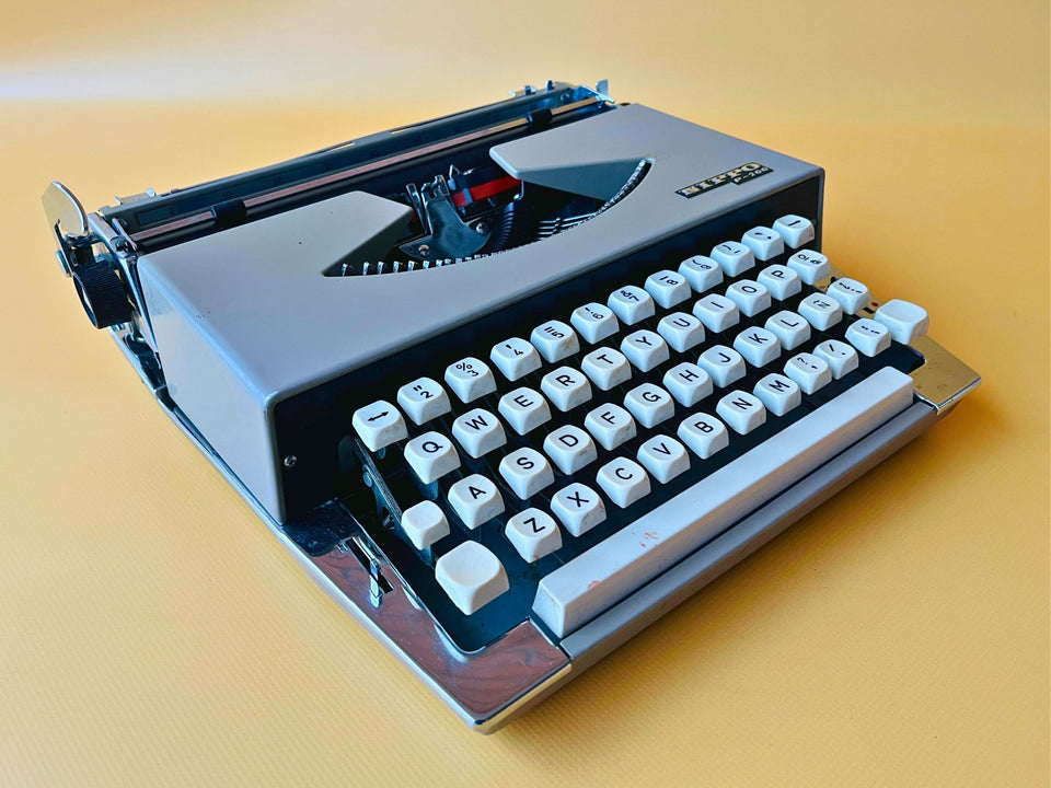 Nippo P-200 Portable Typewriter - Working 1970s Manual Machine - Beige with Case