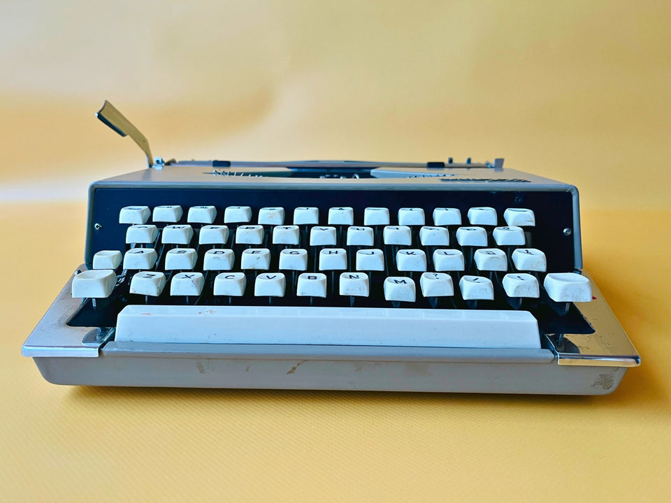 Nippo P-200 Portable Typewriter - Working 1970s Manual Machine - Beige with Case