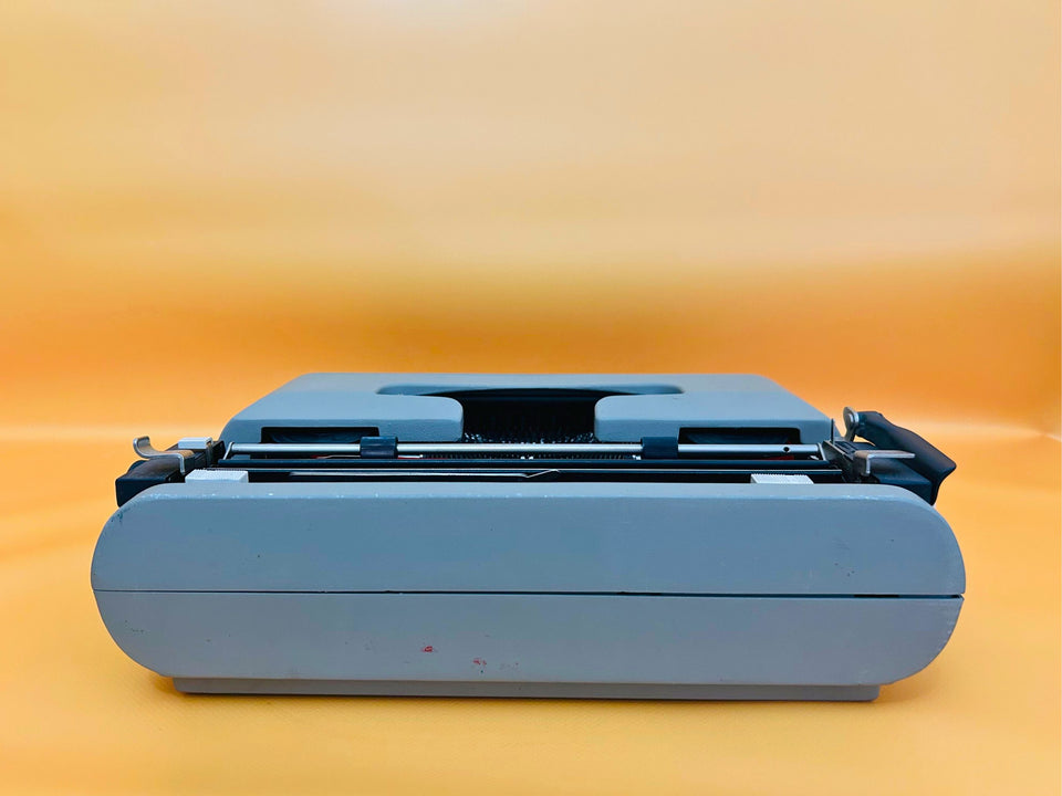 1970s Olivetti Lettera 35 Typewriter | Professional Gray Design | Fully Working QWERTY