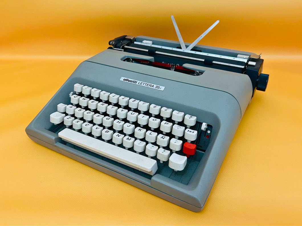 Olivetti Lettera 35 Typewriter | 1970s Mario Bellini | Working