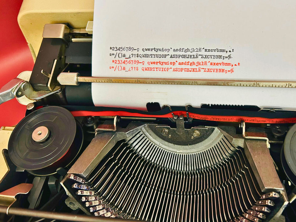 Close-up of the serial number 7689186 and the Hispano-Olivetti mechanical frame, confirming its authentic 1970s Spanish manufacturing.