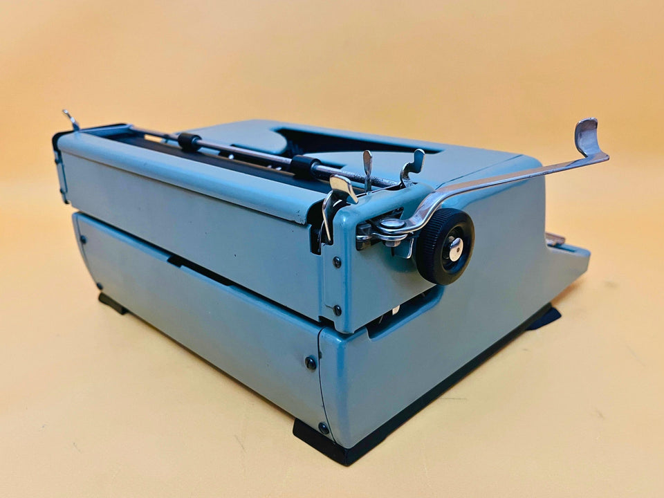 Vintage Blue Royal Quiet De Luxe | Fully Working QWERTY Manual | 1950s Retro