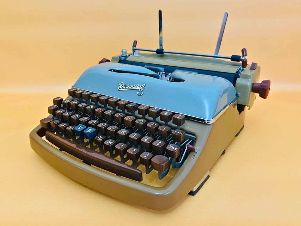 Rheinmetall KST portable typewriter with blue lid QWERTZ