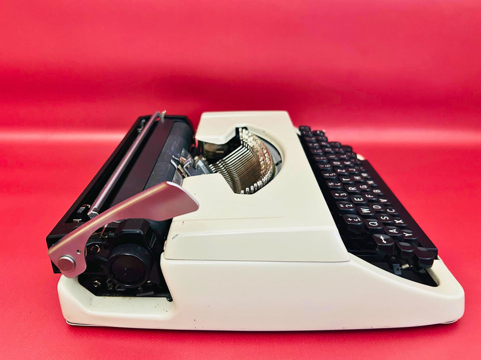 MOffice Deluxe 1300 Typewriter – 1970s White Manual Typewriter with Case