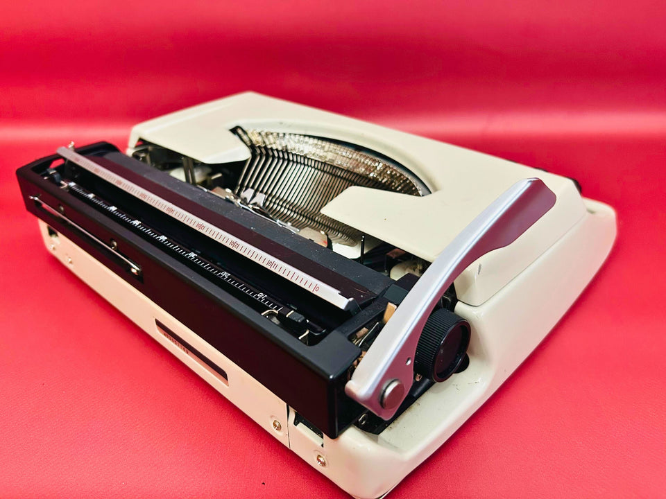 MOffice Deluxe 1300 Typewriter – 1970s White Manual Typewriter with Case
