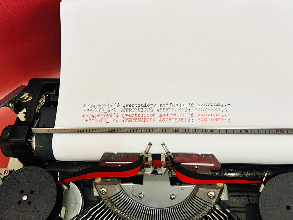 MOffice Deluxe 1300 typing sample QWERTZ typeface white typewriter